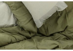 Ljus olivgrön sänggavel och sängkläder med mjuk kvalitet och naturlig stil.