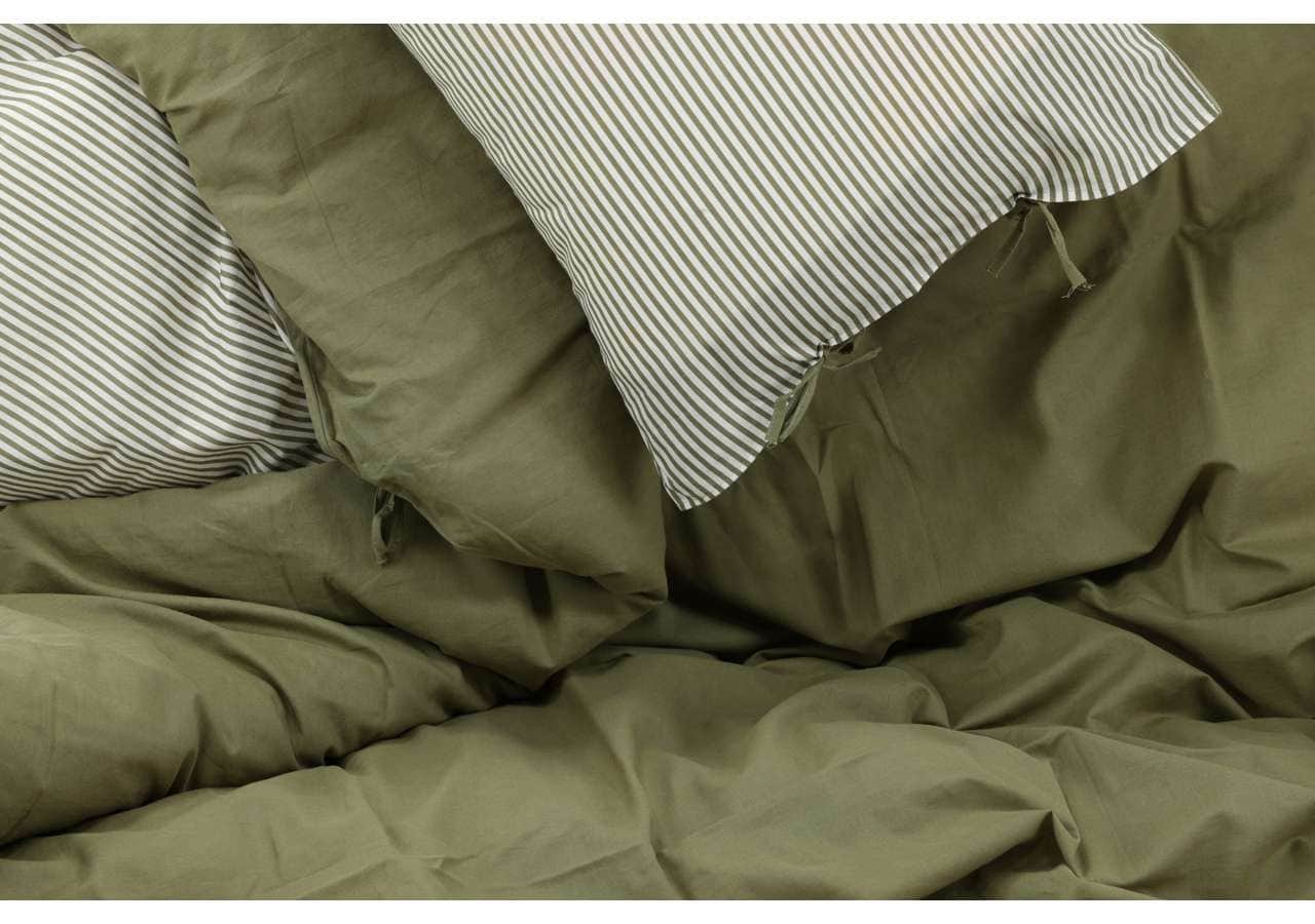 Ljus olivgrön sänggavel och sängkläder med mjuk kvalitet och naturlig stil.