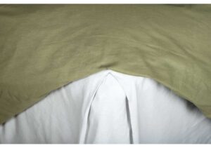 Högkvalitativ sängram och madrass för optimal sömnkomfort.