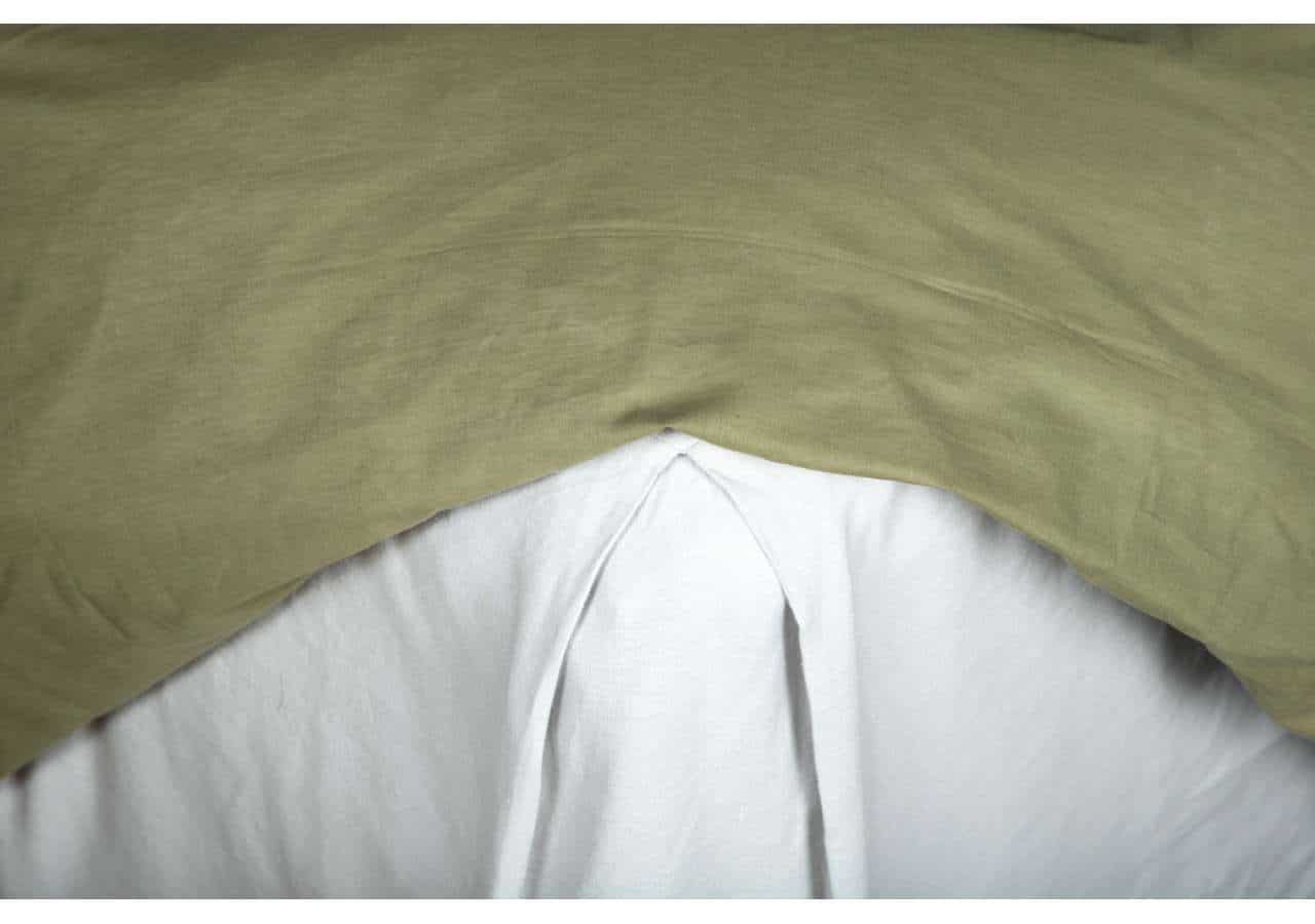 Högkvalitativ sängram och madrass för optimal sömnkomfort.