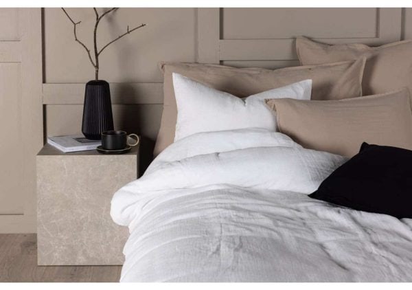 Elegant sovrum med lyxiga sängkläder och moderna inredningsdetaljer - Sängfabriken.