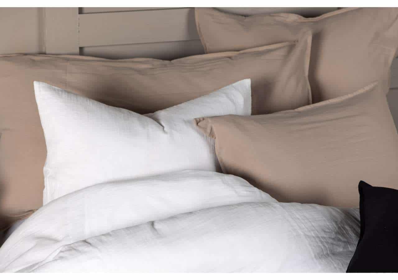 Mjuka allergivänliga påslakan i naturfärger för en mysig sängupplevelse.