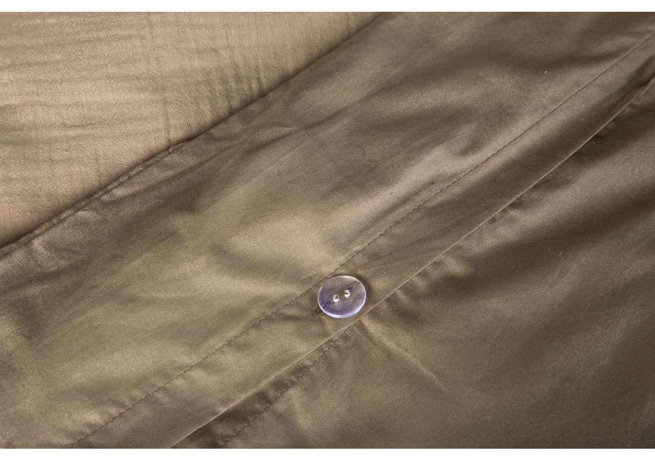 Mjuknatad sage i mörkbrun nyans med knappar för finare design och komfort.