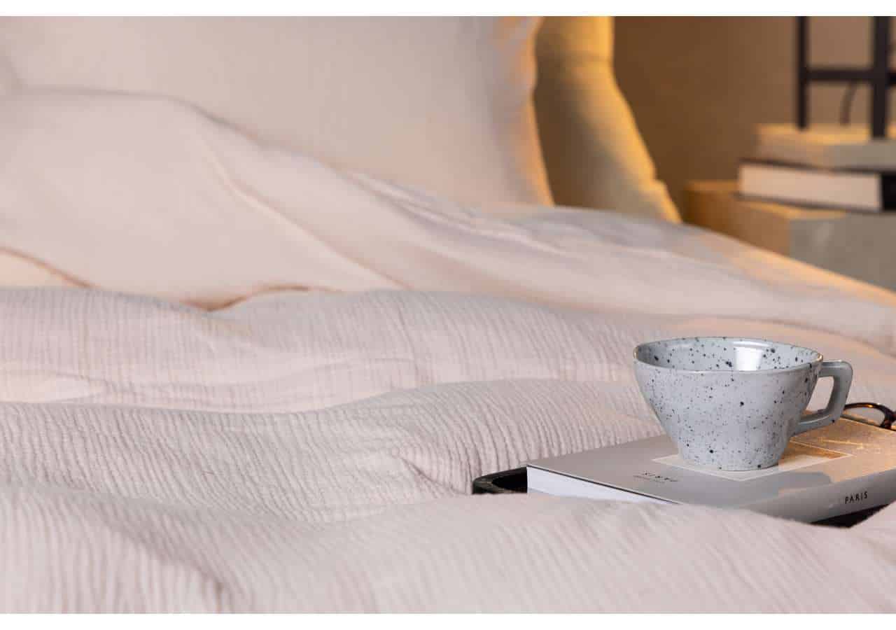 Mjukt sängklädesset i naturfärgad bomull, perfekt för en god natts sömn.