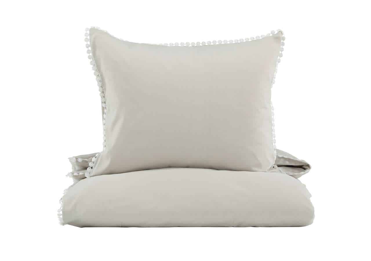 Ljusbeige sängkläder och kuddar i hög kvalitet från Sängfabriken, perfekt för en skön sömn.