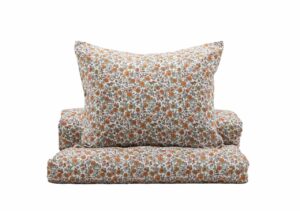 Mönstrad örngott och bäddset i bomull med blommotiv för skön sömn.