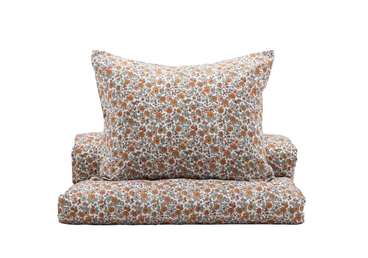 Mönstrad örngott och bäddset i bomull med blommotiv för skön sömn.