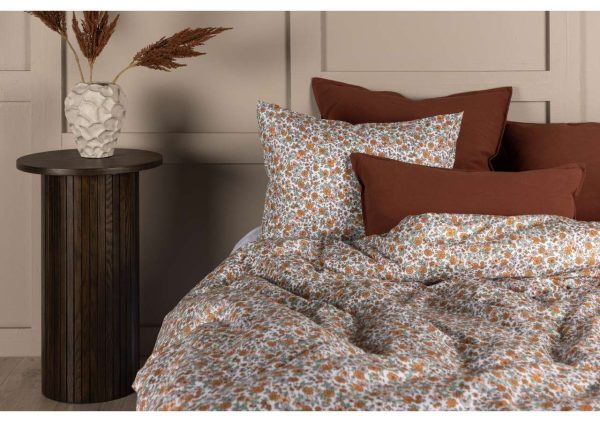 Mjukt sängklädesset med blommönster och rödbruna kuddar, för sköna sovnätter, från Sängfabriken.