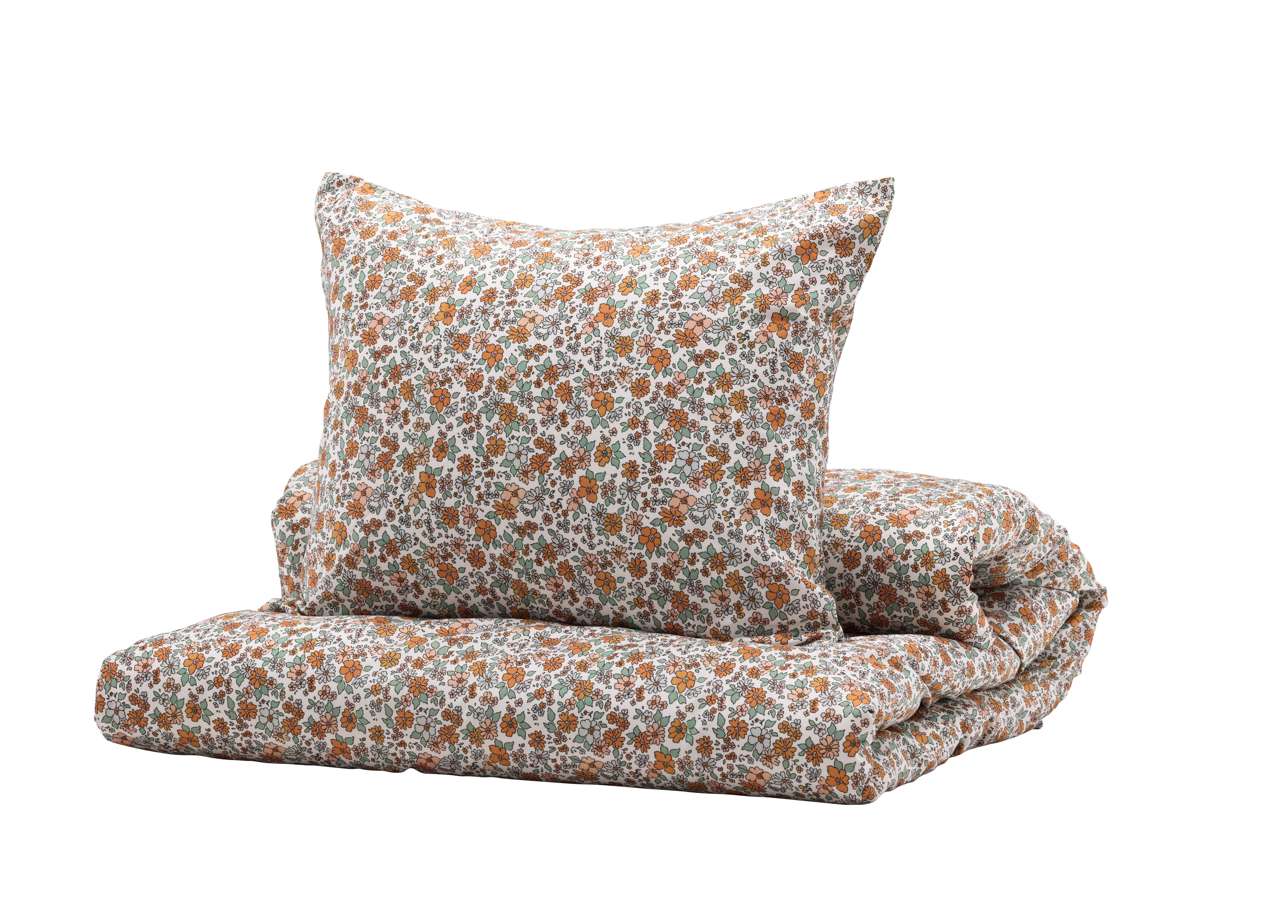 Mjuk bäddset med blommönster, perfekt för en mysig säng från Sängfabriken.