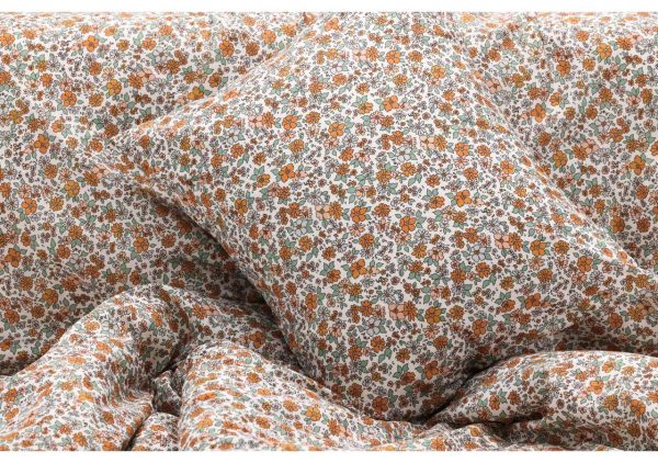 Fint blommigt sängkläder i ekologiskt ekologiskt bomull, perfekt för en skön sömn.