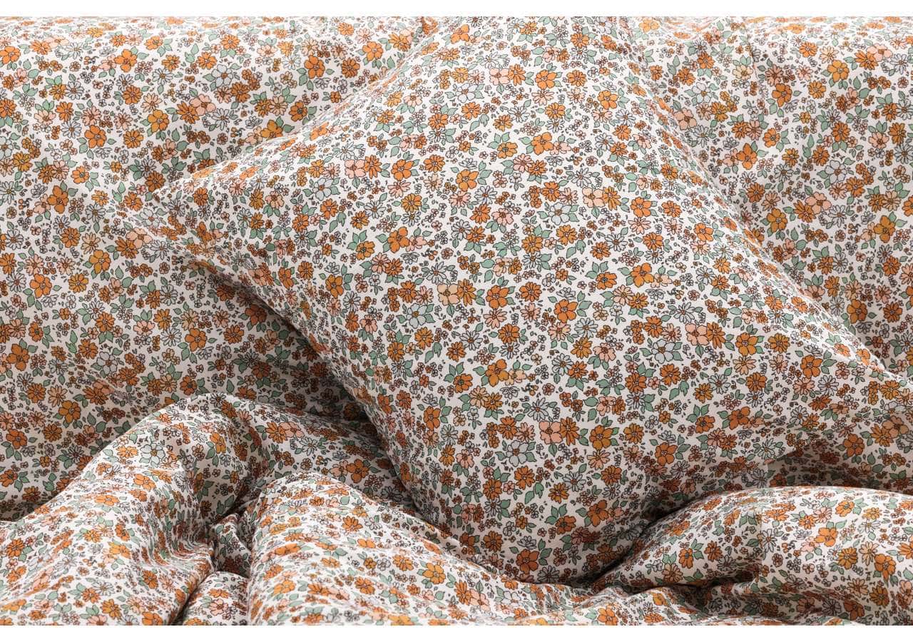 Fint blommigt sängkläder i ekologiskt ekologiskt bomull, perfekt för en skön sömn.