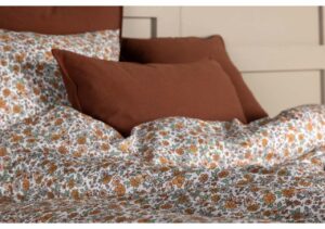 Midsommarblommig påslakanset med bruna och gröna toner.