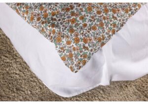 Lakan med blomsterprint och vit sängkappa från Sängfabriken.