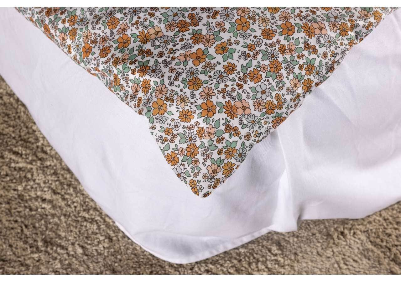 Lakan med blomsterprint och vit sängkappa från Sängfabriken.