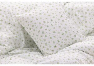 Lakanset och örngott i vitt med gröna blommor för skön sömn.