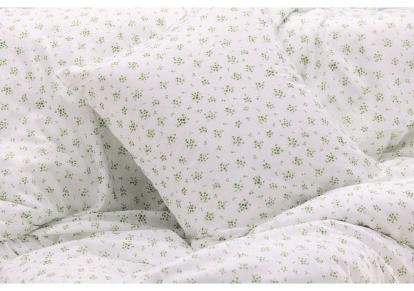Lakanset och örngott i vitt med gröna blommor för skön sömn.