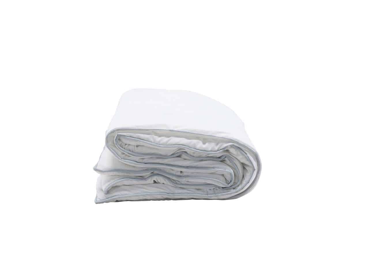 Lakan, sängkläder, i vitt för en bekväm sovmiljö.