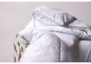 Sängkläder i vitt med komfortabla täcken och kuddar för perfekt sömn.