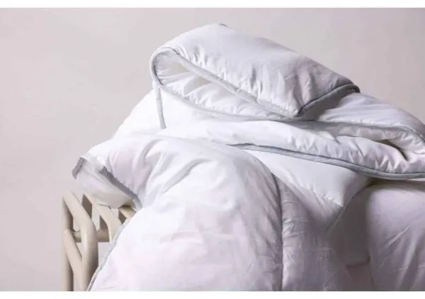 Sängkläder i vitt med komfortabla täcken och kuddar för perfekt sömn.