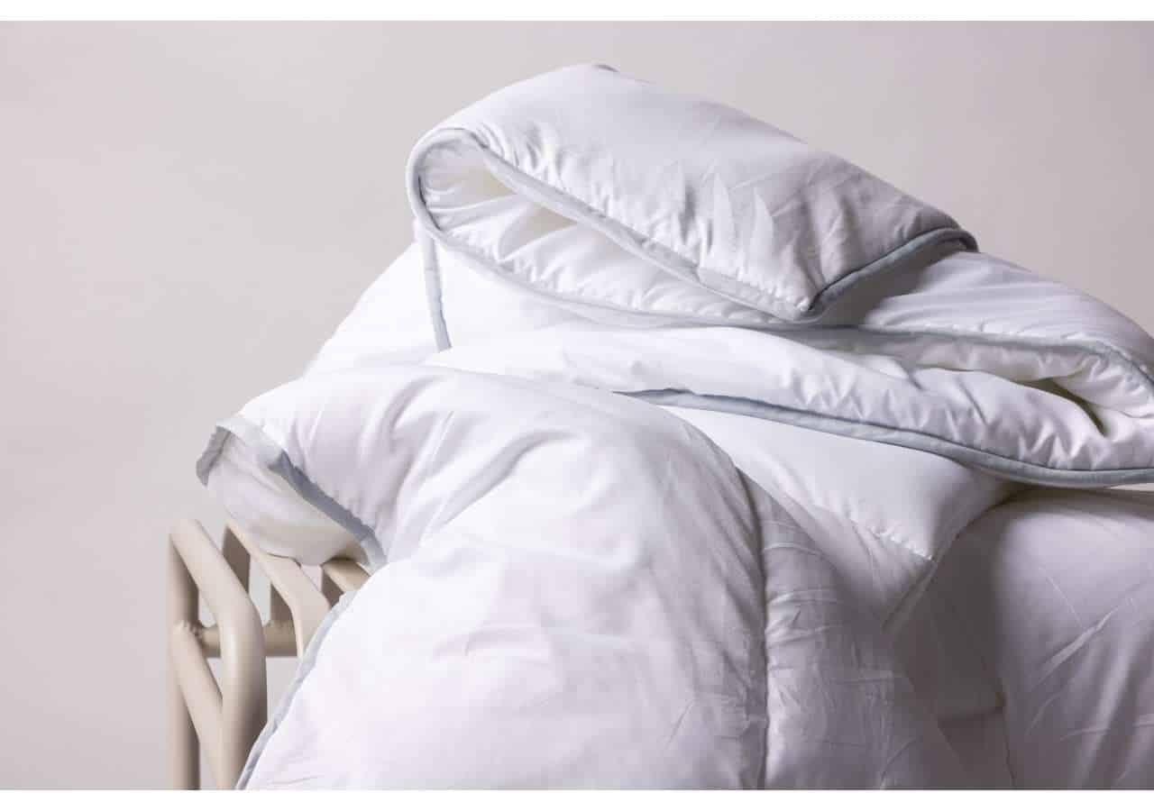 Sängkläder i vitt med komfortabla täcken och kuddar för perfekt sömn.