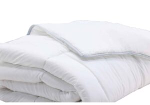 Lätt, mjuk och skön sängöverkast för optimal sömnkomfort.