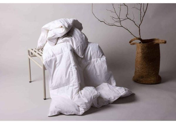 Extensivt vitt sänglinne och fluffiga täcken från Sängfabriken.