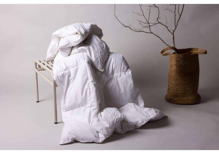 Extensivt vitt sänglinne och fluffiga täcken från Sängfabriken.