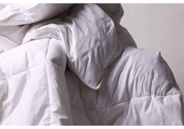 Mjukt vitt sängset i linnetyg, perfekt för skön sömn och stilren inredning.