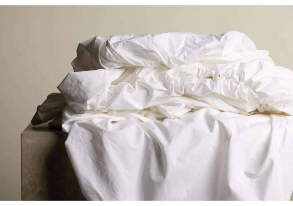 Havsängssängkläder i krispig vit bomull, lyxigt och snyggt för sovrum.