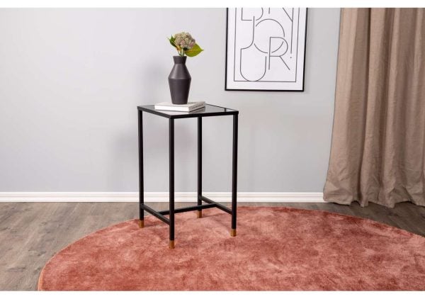 Elegant siderbord i svart metall med glasplatta, perfekt för moderna sovrum och vardagsrum.