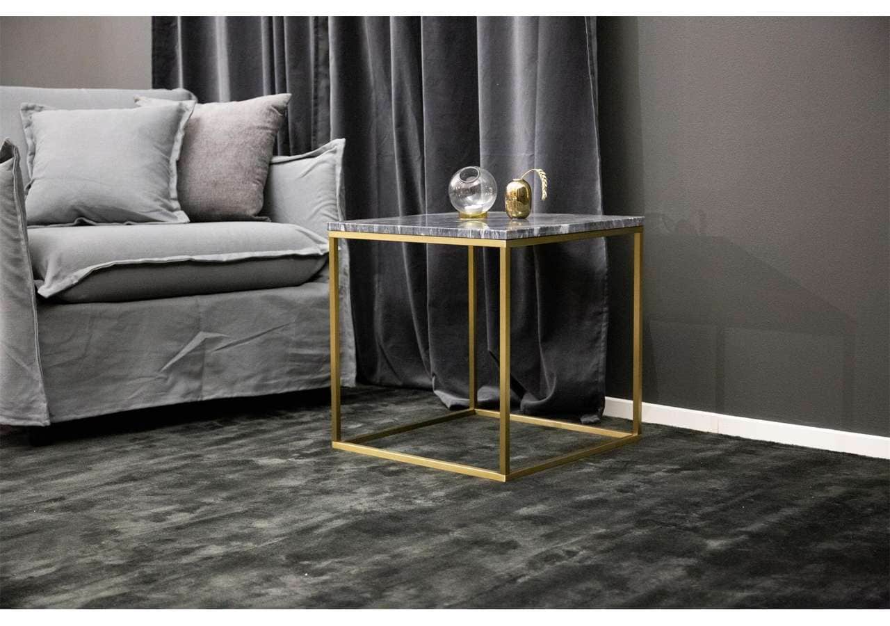 Elegant soffbord i marmor och gulddetaljer, perfekt för moderna sovrum.
