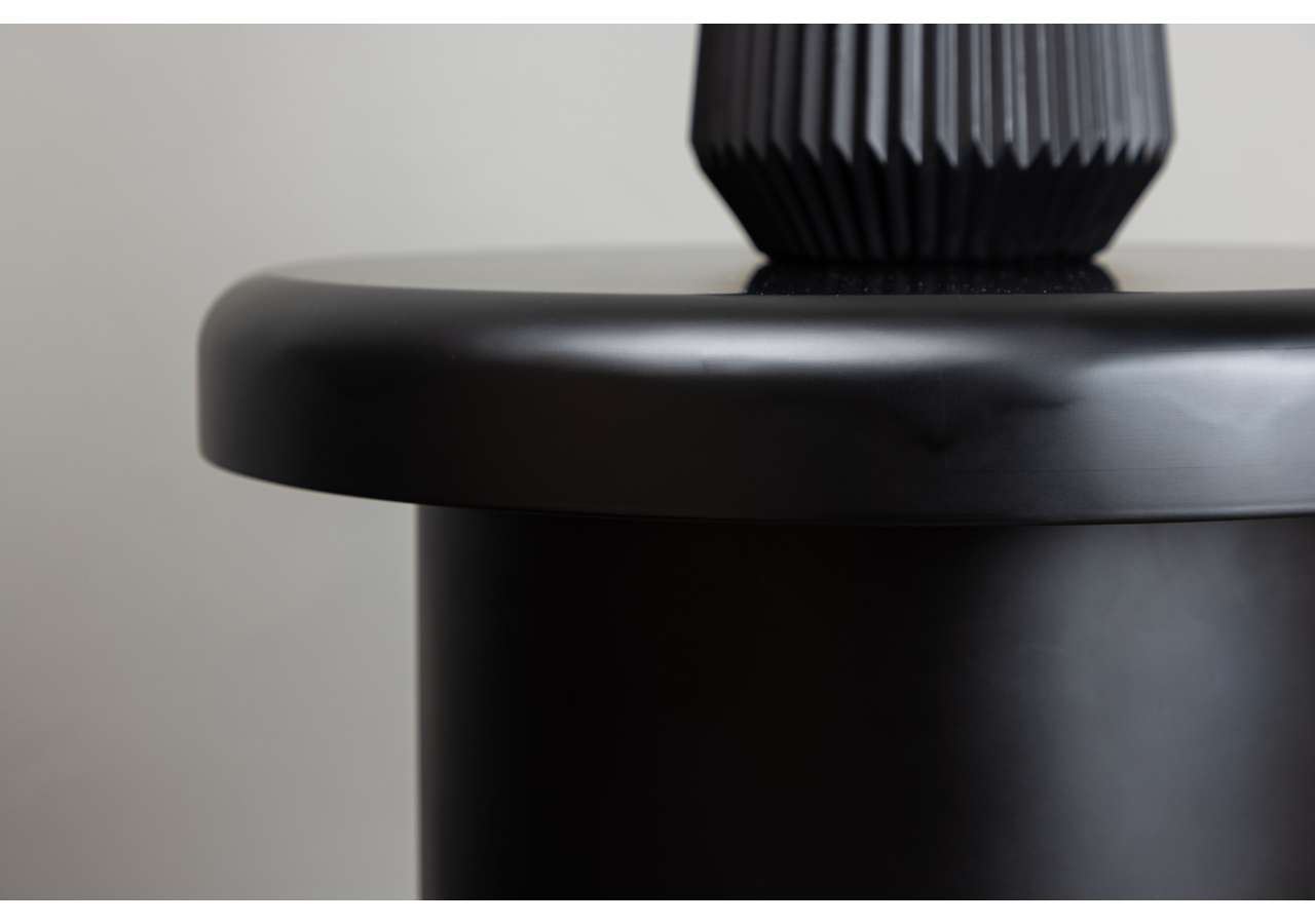 Modern svart sängram för elegant sovrumdesign.