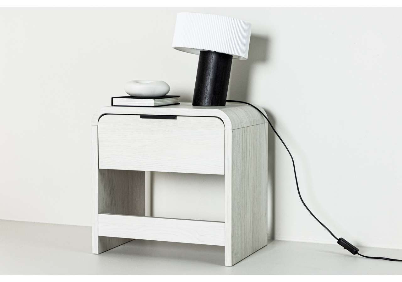 Modern sängbord med svart och vitt design, perfekt för sovrum av hög kvalitet.