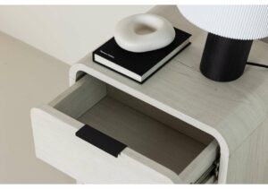 Modern sängram i ljust trä med öppen nattduksbordslåda, stilren design, perfekt för sovrumsmöbler.