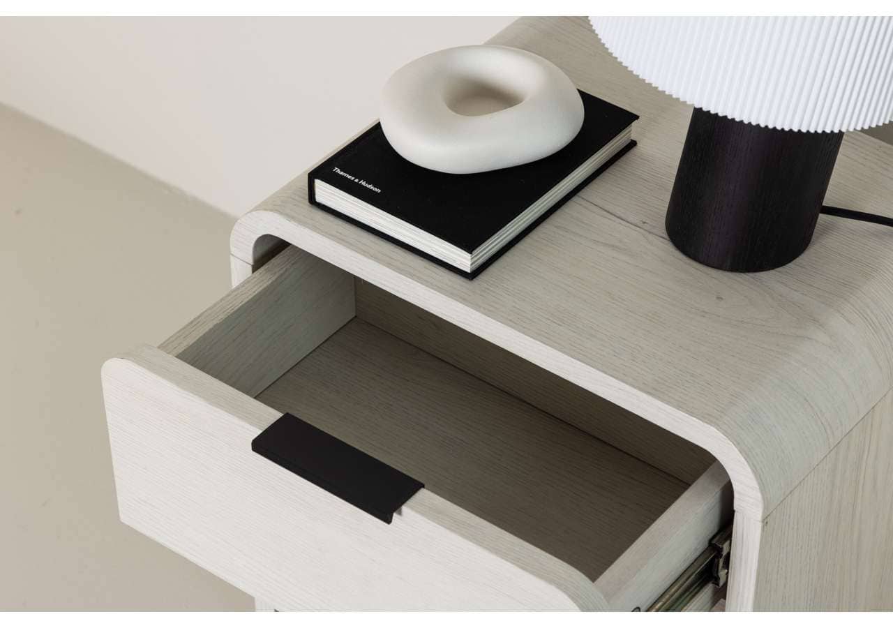 Modern sängram i ljust trä med öppen nattduksbordslåda, stilren design, perfekt för sovrumsmöbler.