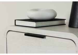 Elegant sängram i vitt trä med dekorativa tillbehör för modern sovrumsinredning.