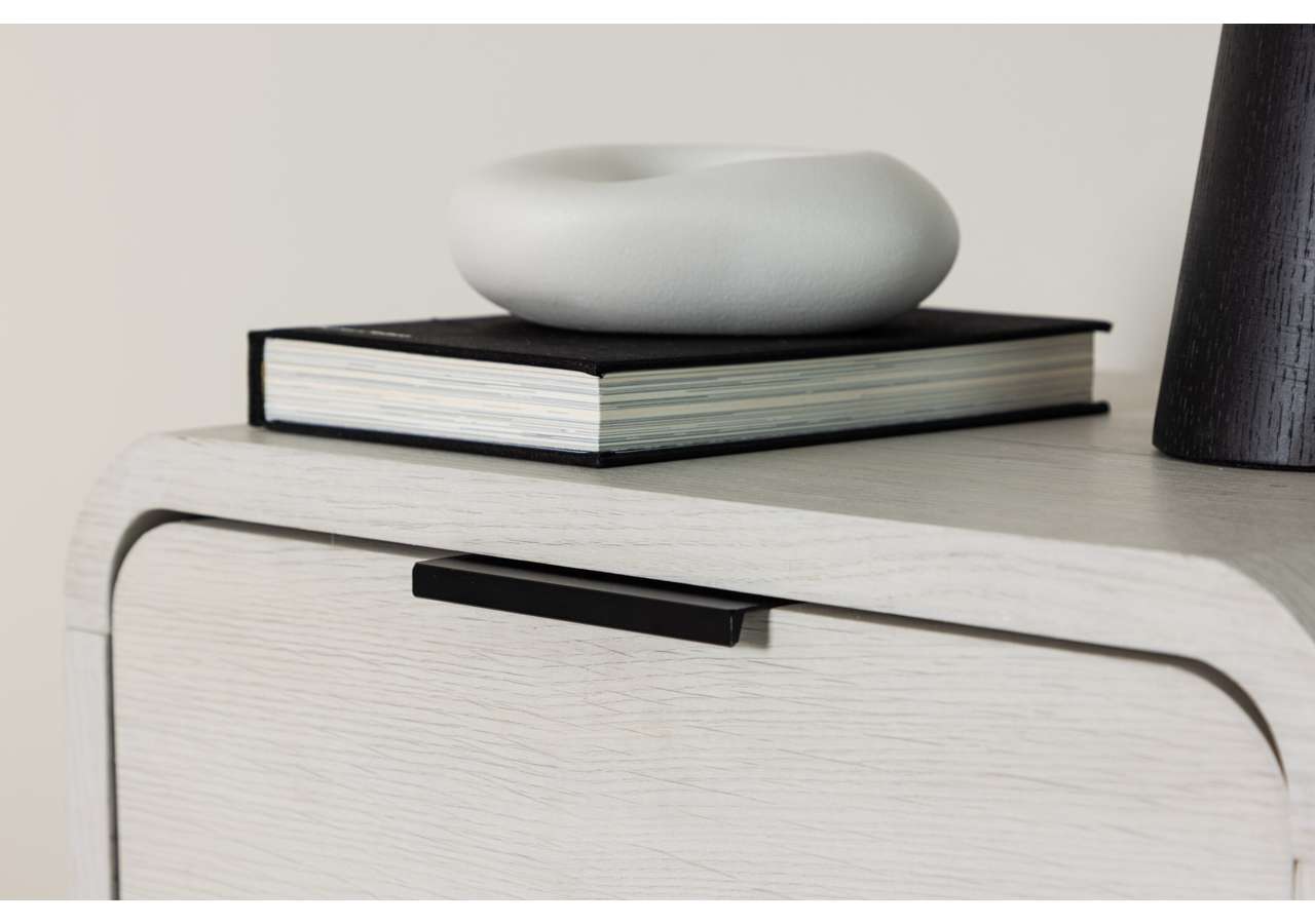 Elegant sängram i vitt trä med dekorativa tillbehör för modern sovrumsinredning.