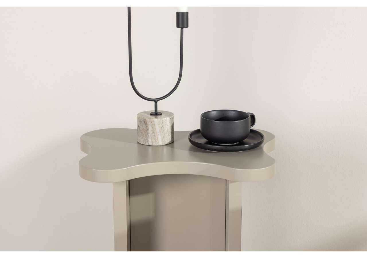 Elegant sängbord med modern design och unik form för stilfull sovrumsinredning.