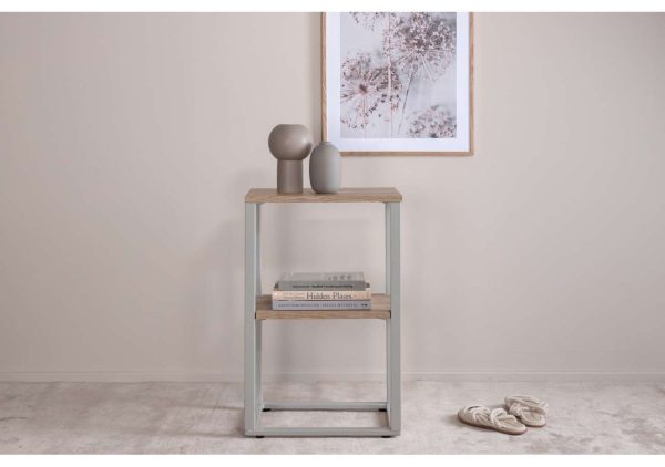 Ljus minimalistisk hallmöbel med trädetaljer och dekorerande vaser.