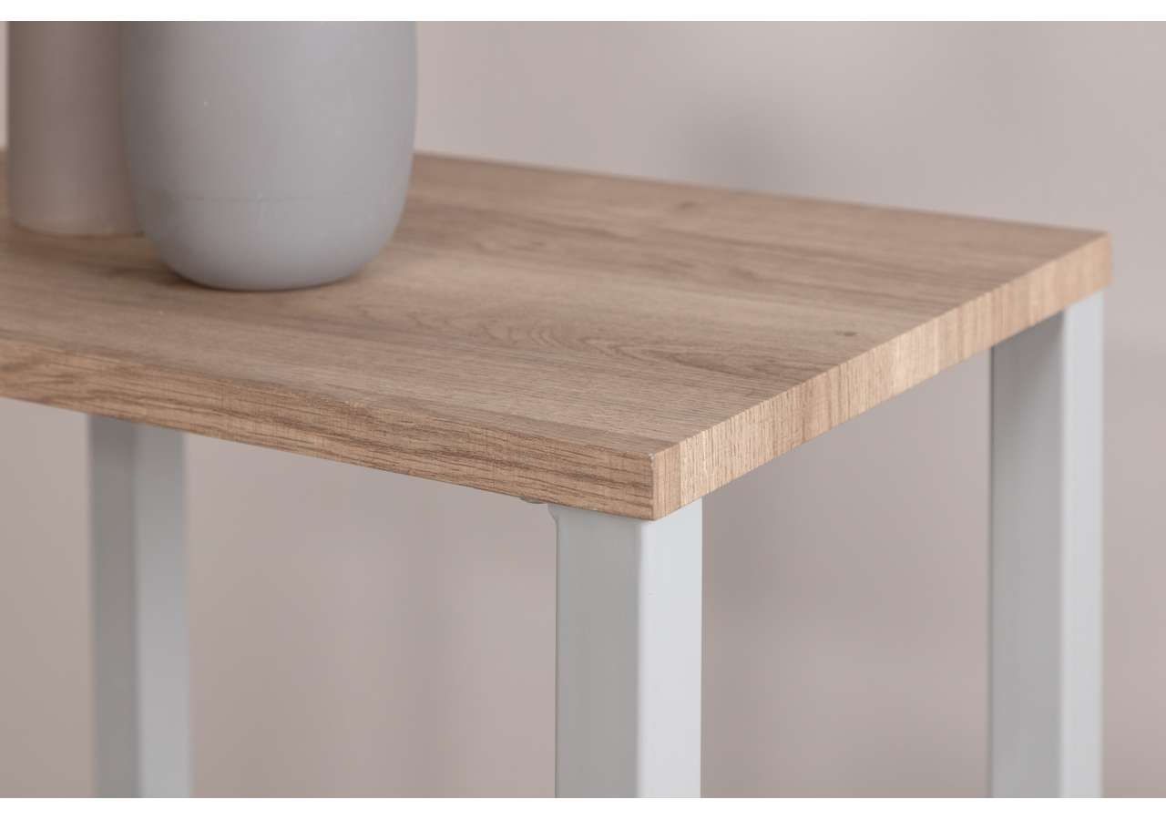 Rustik träskänk med vita ben för modern inredning.