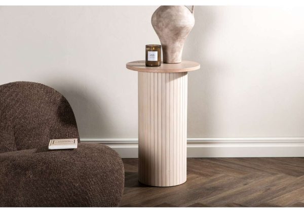 Ljus träkonsolbord med dekorativa vaser och doftljus i modern inredningsscen.