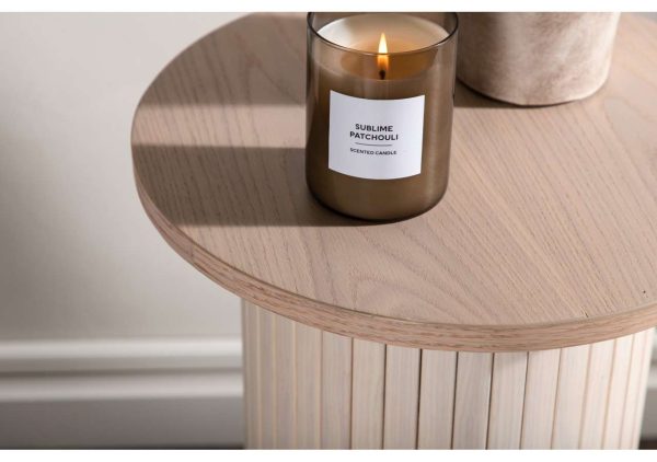 Elegant tändstickljus i glaslyktor för sköna hem och sovrumsmiljöer.