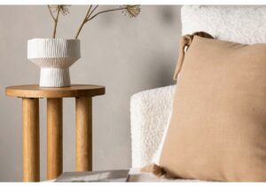 Elegant sovrum med beige kuddar och stilren takkåpa, perfekt för en mysig nattsömn.