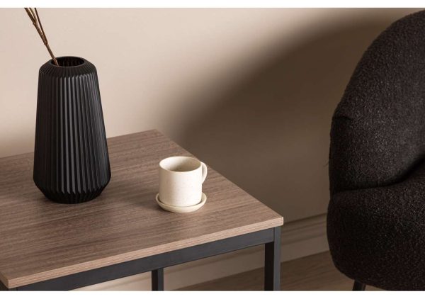 Modern sängfabrik med stilrena sängar och möbler för en lyxig sovmiljö.