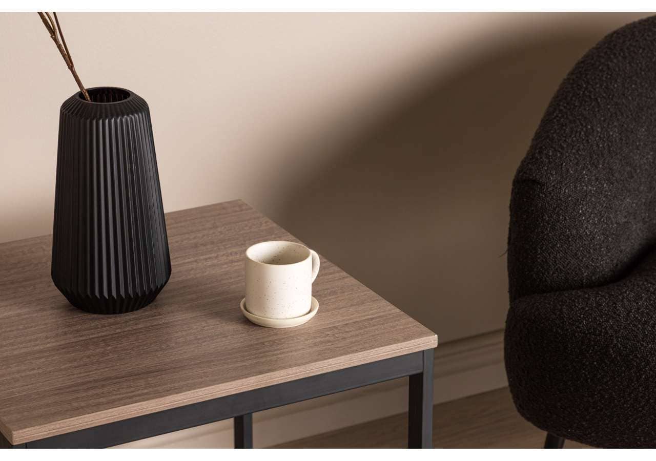 Modern sängfabrik med stilrena sängar och möbler för en lyxig sovmiljö.