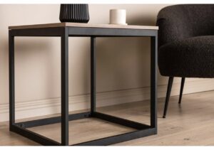 - Modern svartram sidebord med träskiva och dekorativa vaser.