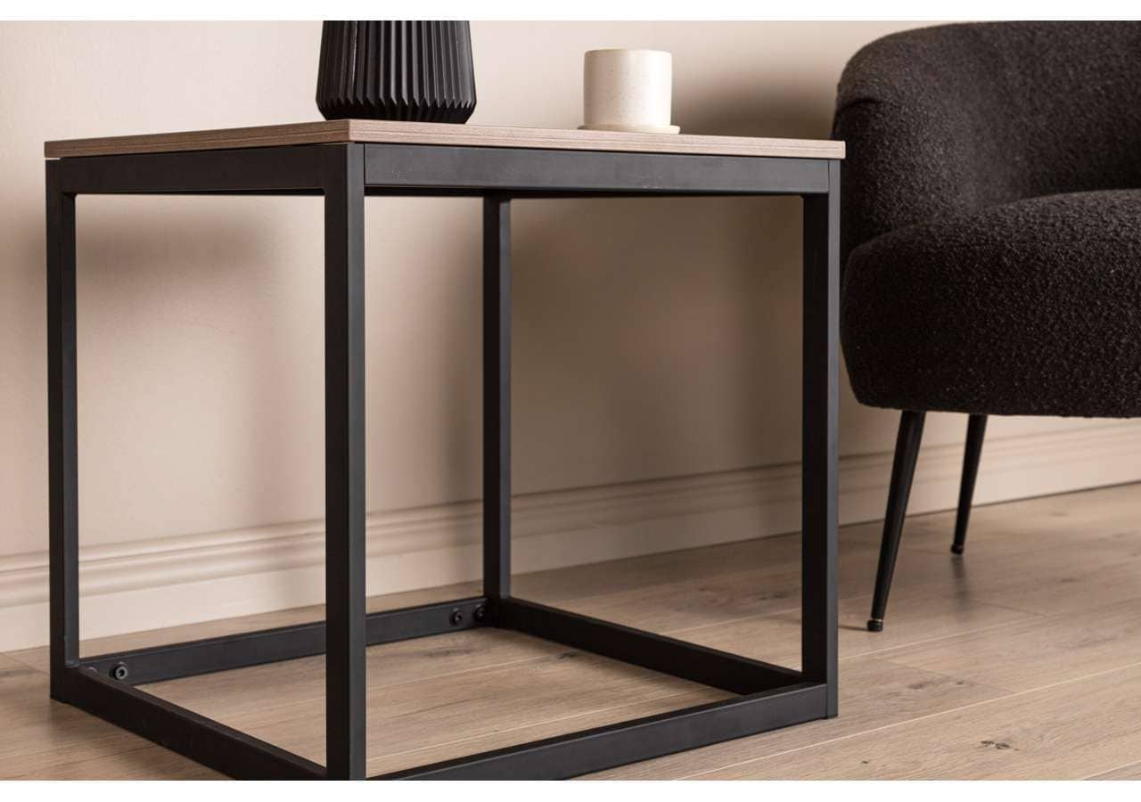 - Modern svartram sidebord med träskiva och dekorativa vaser.