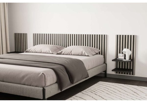 Skandinavisk sängram med modernt och stilrent design i svart och trädetaljer.