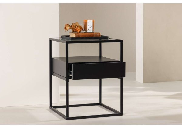 Modern svart sängbord med låda och hylla, minimalistisk design för sovrum.