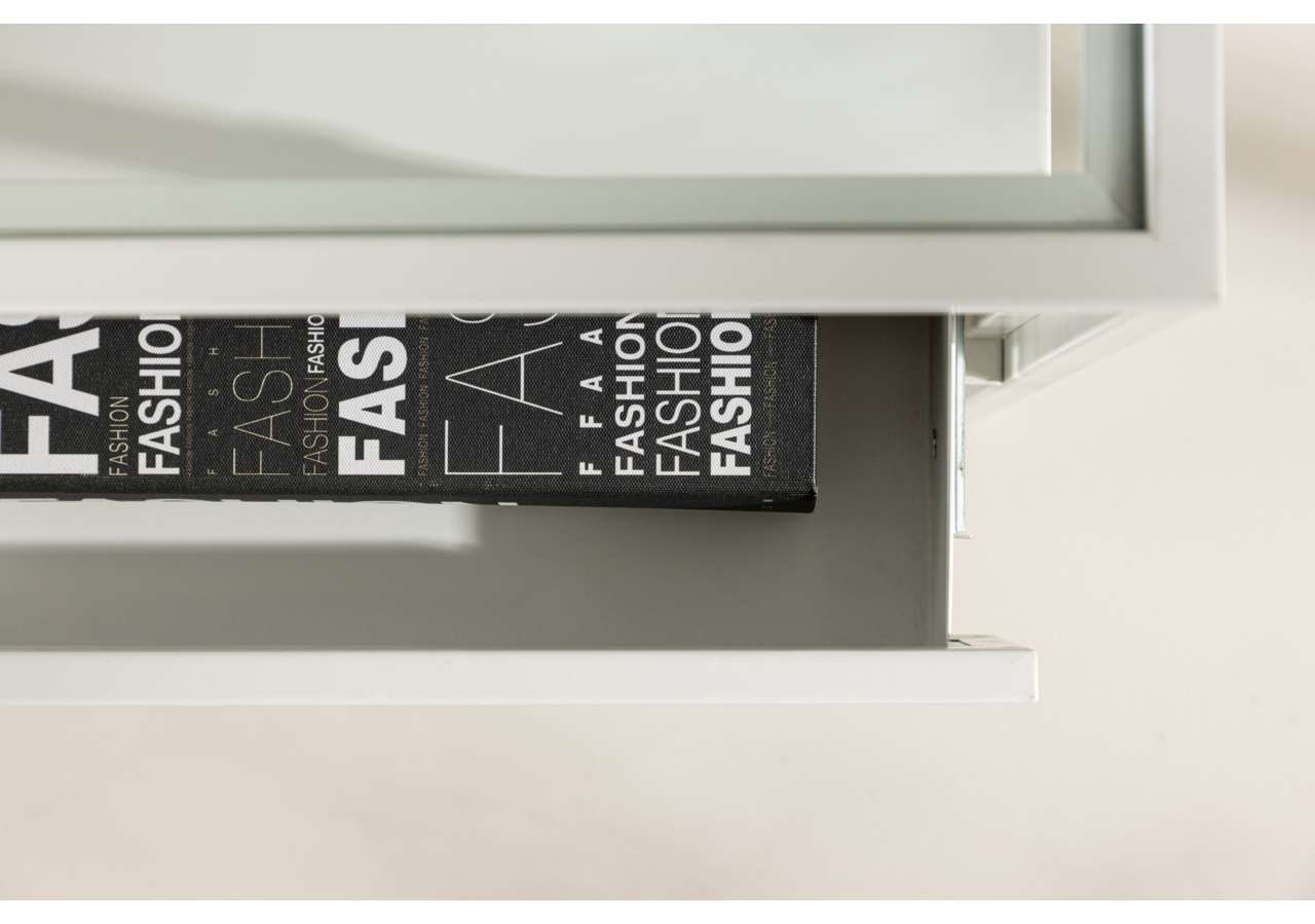 Modern vit sängfabriksdesign med förvaring i fokus.